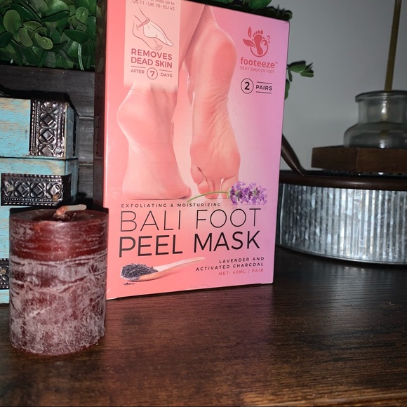 BALI FOOT PEEL MASK LAVENDER & ACTIVATED CHARCOAL - Picture 2 of 9